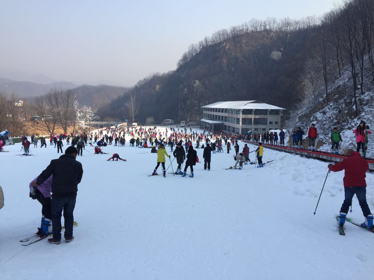 河南平頂山大峽谷滑雪場(chǎng)游樂場(chǎng)成功開幕，河北迪特加油助威